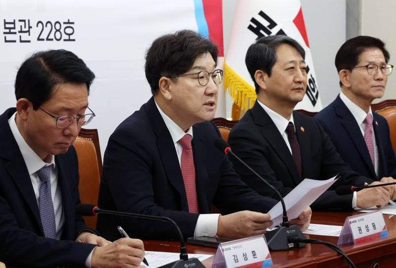 [서울=뉴시스] 조성우 기자 = 권성동(왼쪽 두 번째) 국민의힘 원내대표가 4일 오전 서울 여의도 국회에서 열린 반도체특별법 주52시간제 특례 도입을 위한 당정협의회에서 발언하고 있다. 왼쪽부터 김상훈 정책위의장, 권 원내대표, 안덕근 산업부 장관, 김문수 고용노동부 장관. 2025.02.04. xconfind@newsis.com