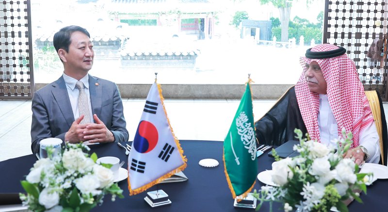 [서울=뉴시스] 황준선 기자 = 안덕근 산업통상자원부 장관과 마지드 빈 알카사비(Majid bin A. Al-Kassabi) 사우디 상무부 장관이 30일 서울 중구 웨스틴조선호텔에서 면담을 하고 있다. (사진=산업통상자원부 제공) 2024.07.31. photo@newsis.com *재판매 및 DB 금지