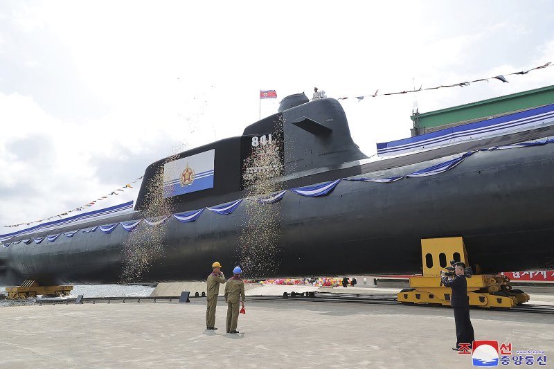 [평양=AP/뉴시스]북한이 2023년9월6일 진수한 탄도미사일 발사 잠수함(SSB)김군옥 영웅호. 지난해 5월부터 진행된 잠수함 장비 장착이 마무리된 것으로 추정된다. 2025.2.21.