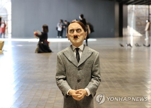 히틀러의 얼굴을 한 작품 (출처=연합뉴스)