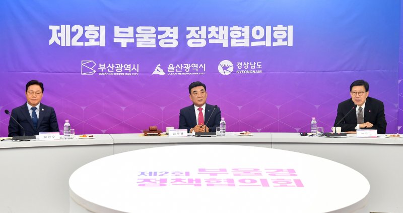 박형준 부산시장(오른쪽)이 지난해 3월11일 울산 남구 울산시청 대회의실에서 열린 제2회 부울경정책협의회에서 핵심 프로젝트와 관련해 발언하고 있다. (부산시청 제공. 재판매 및 DB 금지) 2024.3.11/뉴스1