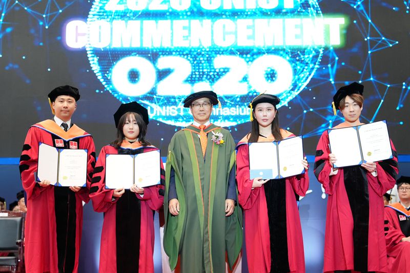 "과학기술과 사회 잇는다" 2025 유니스트 학위수여식 열려