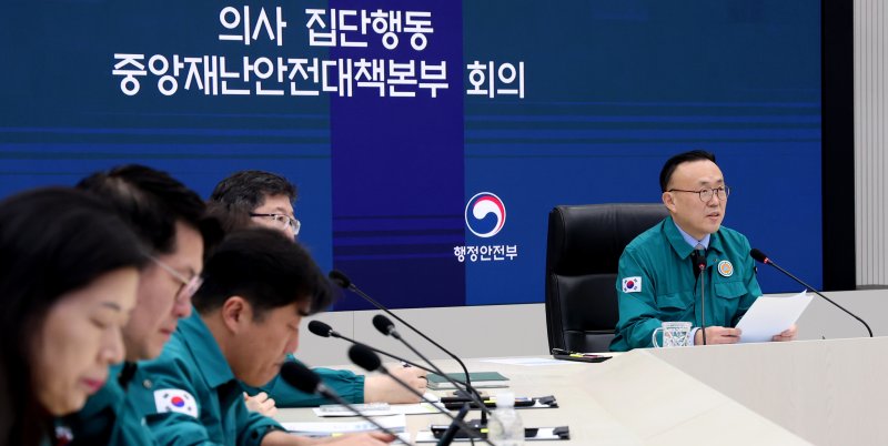 이한경 행정안전부 재난안전관리본부장이 21일 오전 세종시 정부세종청사에서 열린 의사 집단행동 중앙재난안전대책본부 회의에서 모두발언을 하고 있다. 뉴스1