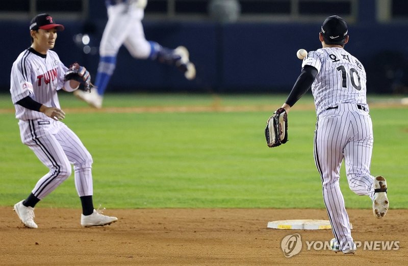 삼성 기회 끝내는 오지환-신민재 (출처=연합뉴스)