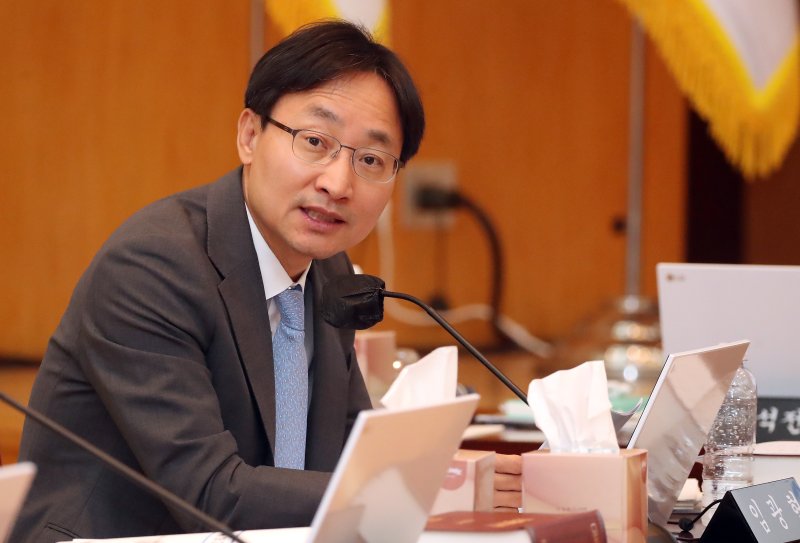 임광현 더불어민주당 의원이 24일 오전 대구 중구 한국은행 대구경북본부에서 열린 국회 기획재정위원회의 대구지방국세청, 대구본부세관, 대구지방조달청, 동북지방통계청, 한국은행 대구경북본부·포항본부에 대한 2024년도 국정감사에서 질의하고 있다. 2024.10.24/뉴스1 ⓒ News1 공정식 기자