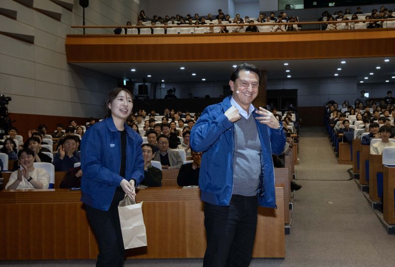 호세 무뇨스 현대차 사장이 지난 20일 남양연구소 대강당에서 열린 타운홀 미팅에서 직원이 선물해준 연구소 자켓으로 갈아입고 있다. 현대차 제공