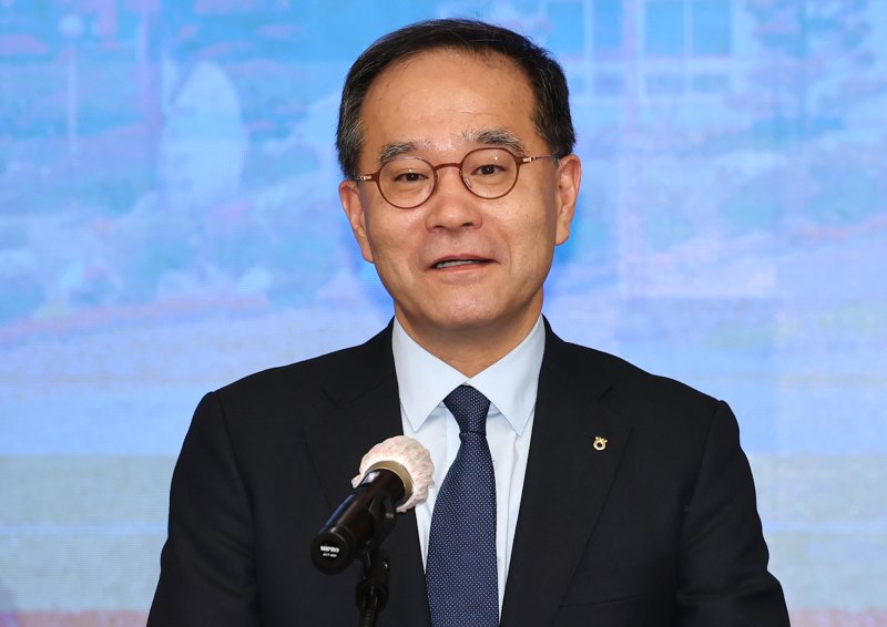 이찬우 NH농협금융 회장이 13일 오전 서울 종로구 한국금융연수원에서 열린 사외이사 양성 및 역량 강화를 위한 업무협약식에서 인사말을 하고 있다. 2025.2.13/뉴스1 ⓒ News1 장수영 기자