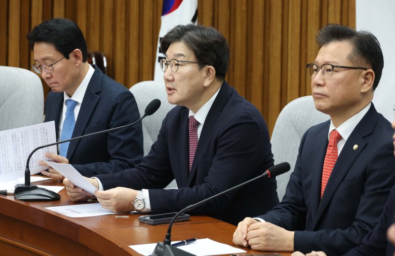 [서울=뉴시스] 조성봉 기자= 권성동 국민의힘 원내대표가 21일 오전 서울 여의도 국회에서 열린 원내대책회의에서 발언하고 있다. 2025.02.21. suncho21@newsis.com