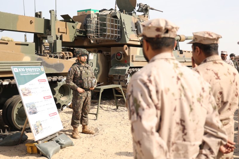 육군은 지난 10일부터 20일까지 ‘2025년 아랍에미리트(UAE) 연합훈련 TF’가 UAE군과의 현지 연합훈련을 성공적으로 마치고 귀국길에 오른다고 21일 밝혔다. 국산 무기체계 성능시범 및 장비전시' 간 현지연합훈련단 장병이 K10탄약운반장갑차를 활용한 K9A1자주포 신속 탄약 재보급 절차를 UAE 관계관들에게 설명하고 있다. (육군 제공. 재판매 및 DB 금지) 2025.2.21/뉴스1