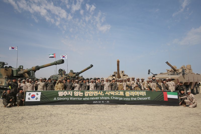 육군은 지난 10일부터 20일까지 ‘2025년 아랍에미리트(UAE) 연합훈련 TF’가 UAE군과의 현지 연합훈련을 성공적으로 마치고 귀국길에 오른다고 21일 밝혔다. 훈련 참가 장병과 양국군 주요관계관들이 기념사진을 촬영하고 있다. (육군 제공. 재판매 및 DB 금지) 2025.2.21/뉴스1