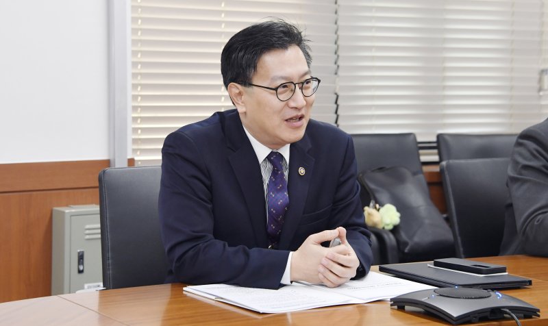 [세종=뉴시스] 김범석 기획재정부 제1차관은 21일 오전 서울 종로구 정부서울청사에서 '제4차 국제금융기구 현안점검회의를 화상으로 주재하고 모두발언을 하고 있다. (사진=기재부 제공) 2025.02.21. photo@newsis.com