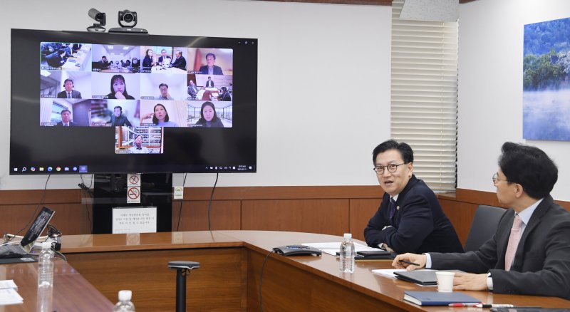 [세종=뉴시스] 김범석 기획재정부 제1차관은 21일 오전 서울 종로구 정부서울청사에서 '제4차 국제금융기구 현안점검회의를 화상으로 주재하고 모두발언을 하고 있다. (사진=기재부 제공) 2025.02.21. photo@newsis.com