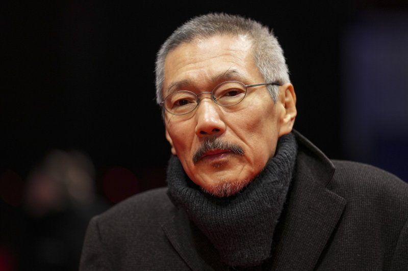 [베를린=AP/뉴시스] 홍상수 감독이 20일(현지 시간) 독일 베를린에서 열린 제75회 베를린 국제영화제에서 영화 ‘그 자연이 네게 뭐라고 하니' 레드 카펫 행사에 참석해 포토 타임을 갖고 있다. 임신 중인 김민희는 홍 감독과 베를린에 동행했으나, 공식 석상에는 서지 않았다. 2025.02.21.