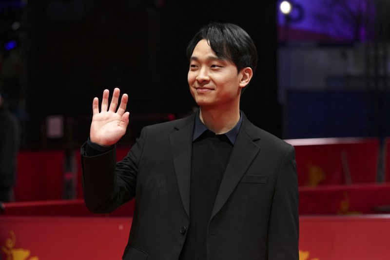 [베를린=AP/뉴시스] 배우 하성국이 20일(현지 시간) 독일 베를린에서 열린 제75회 베를린 국제영화제에서 영화 ‘그 자연이 네게 뭐라고 하니' 레드 카펫 행사에 참석해 포토 타임을 갖고 있다. 임신 중인 김민희는 홍상수 감독과 베를린에 동행했으나, 공식 석상에는 서지 않았다. 2025.02.21.