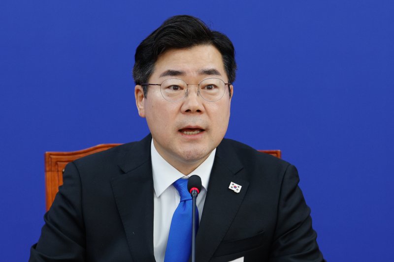 박찬대 더불어민주당 원내대표가 20일 오전 서울 여의도 국회에서 열린 정책조정회의에 참석해 모두 발언하고 있다. 2025.2.20/뉴스1 ⓒ News1 안은나 기자