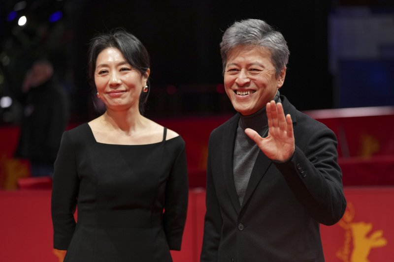 [베를린=AP/뉴시스] 배우 조윤희(왼쪽)와 권해효가 20일(현지 시간) 독일 베를린에서 열린 제75회 베를린 국제영화제에서 영화 ‘그 자연이 네게 뭐라고 하니' 레드 카펫 행사에 참석해 포토 타임을 갖고 있다. 임신 중인 김민희는 홍상수 감독과 베를린에 동행했으나, 공식 석상에는 서지 않았다. 2025.02.21.
