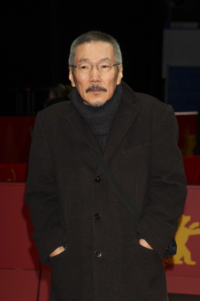 [베를린=AP/뉴시스] 홍상수 감독이 20일(현지 시간) 독일 베를린에서 열린 제75회 베를린 국제영화제에서 영화 ‘그 자연이 네게 뭐라고 하니' 레드 카펫 행사에 참석해 포토 타임을 갖고 있다. 임신 중인 김민희는 홍 감독과 베를린에 동행했으나, 공식 석상에는 서지 않았다. 2025.02.21.