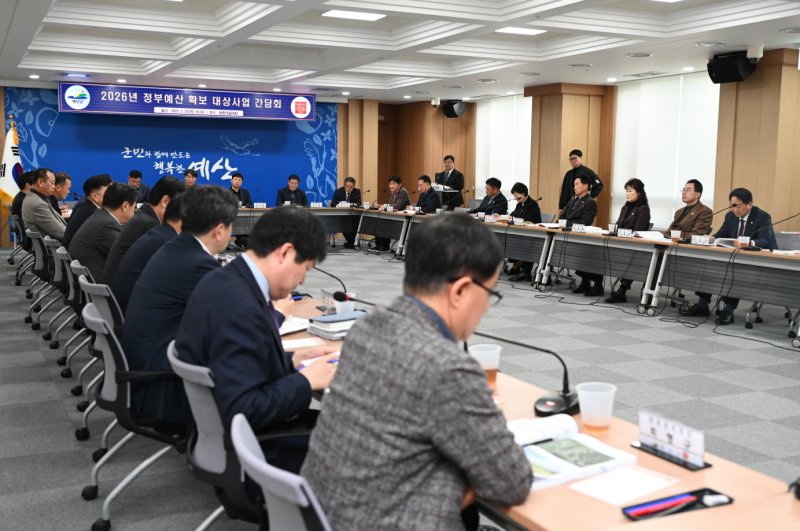 최재구 예산군수가 2026년 정부예산 확보를 위해 강승규 국회의원·도의원·군의원 등과 간담회를 진행하고 있다. (예산군 제공. 재판매 및 DB금지) /뉴스1
