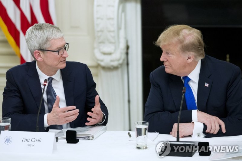 2019년 한 회의에서 참석해 이야기 하고 있는 팀 쿡과 도널드 트럼프. 연합온라인 카지노 합법 사이트