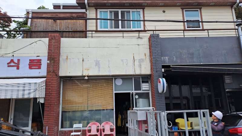 제주시가 폐업 등으로 장기간 방치된 노후 간판을 무료로 철거해 준다. 간판이 철거된 건물./뉴스1