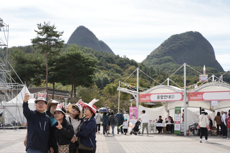 지난 2024년 10월5일 전북자치도 진안군에서 홍삼축제가 열리고 있는 가운데 관광객이 마이산을 배경으로 사진을 찍고 있다.(진안군제공)2024.10.5/뉴스1 ⓒ News1 김동규 기자