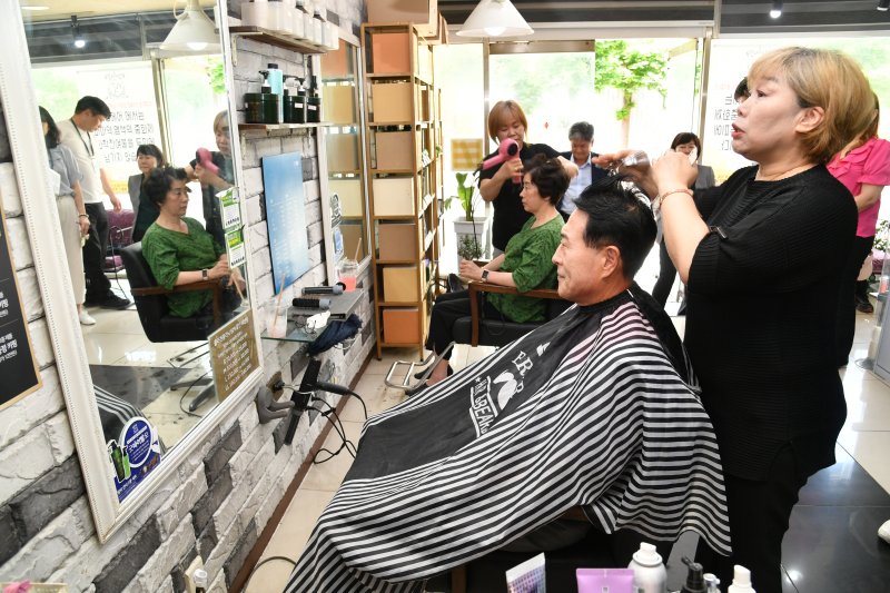 [울산=뉴시스] 울산 울주군은 ‘울주 효(孝) 헤어숍’ 사업이 지역 이·미용업소의 적극적인 참여 속에 올해 10년차를 맞이하며 지역사회에 자리매김하고 있다고 21일 밝혔다. (사진= 울주군 제공) 2025.02.21.photo@newsis.com *재판매 및 DB 금지