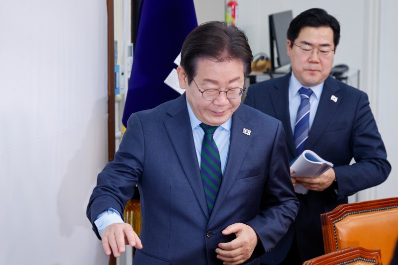 이재명 더불어민주당 대표와 박찬대 원내대표가 21일 오전 서울 여의도 국회에서 열린 최고위원회의에 입장하고 있다. 2025.2.21/뉴스1 ⓒ News1 안은나 기자