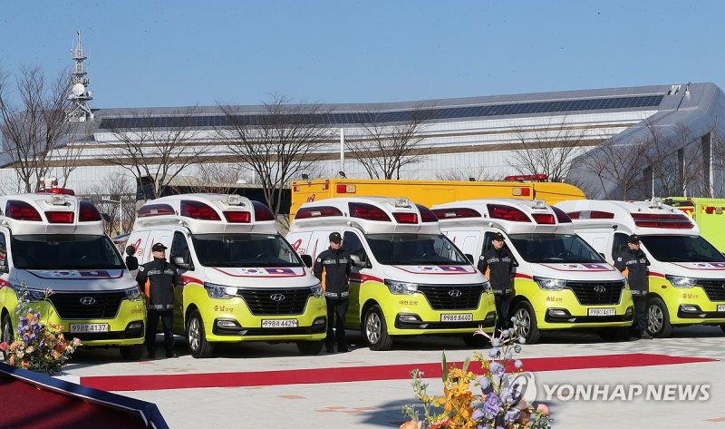 이제는 라오스에서 활약할 구급차들 (출처=연합뉴스)