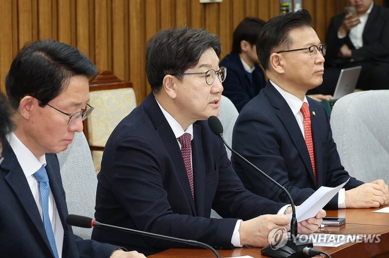 원내대책회의에서 발언하는 권성동 원내대표 (출처=연합뉴스)