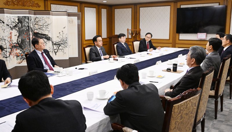 [서울=뉴시스] 조수정 기자 = 최상목 대통령 권한대행 부총리 겸 기획재정부 장관이 21일 정부서울청사에서 열린 대외경제현안간담회를 주재하고 있다. (사진=기획재정부 제공) 2025.02.21. chocrystal@newsis.com