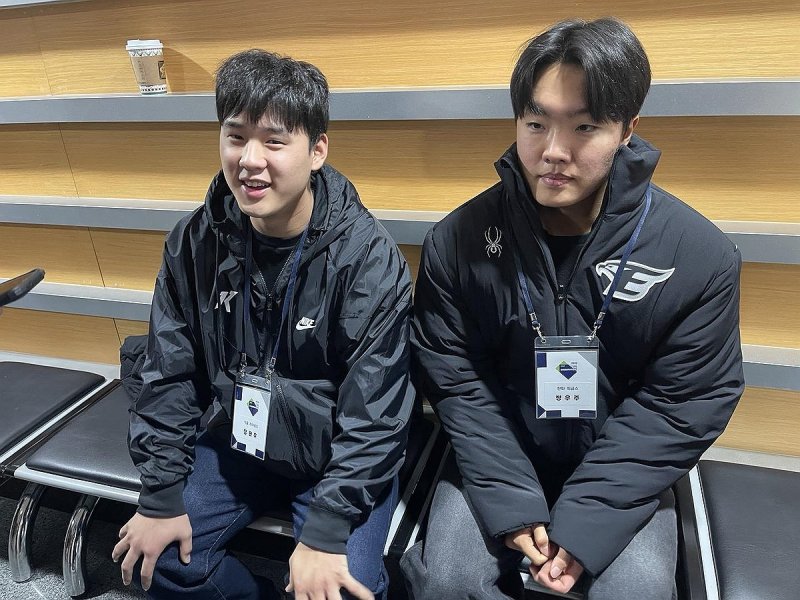 인터뷰하는 정현우와 정우주 (출처=연합뉴스)