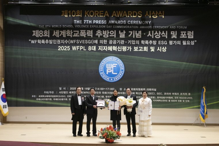[광주=뉴시스] 손봉선 호남투데이 대표이사(오른쪽에서 두번째)가 19일 세계언론협회(WPA)등이 주관한 제7회 프레스어워즈에서 '언론인공로상'을 받아 서울 국회의원회관 대회의실에서 기념촬영을 하고 있다. 2025.02.21. photo@newsis.com *재판매 및 DB 금지
