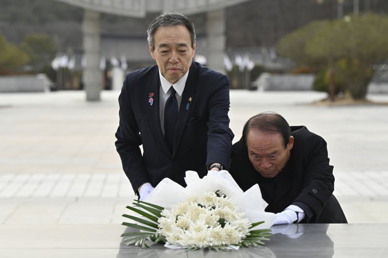 [광주=뉴시스] 박기웅 기자 = 미즈시마 고이치 주한일본대사가 21일 오전 광주 북구 운정동 국립5·18민주묘지를 찾아 추념탑 앞에서 헌화·분향하고 있다. 2025.02.21. pboxer@newsis.com