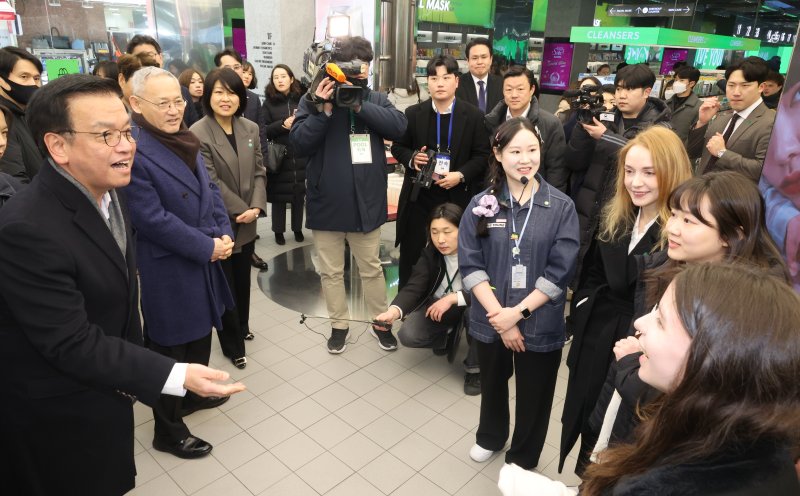 명동 찾은 최상목 대행 "방한관광 확대 총력, 민생경제에 활력 불어넣겠다"