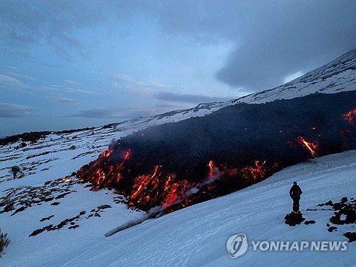 에트나 화산에서 흘러나오는 용암 (출처=연합뉴스)