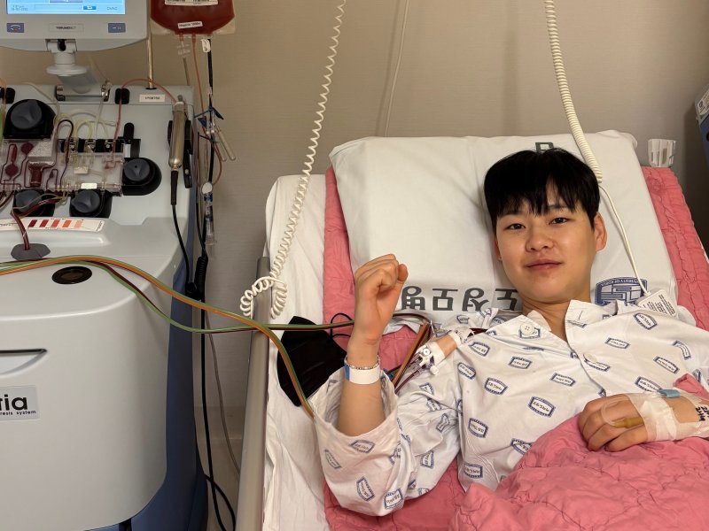 혈액암 환자를 도우려 조혈모 세포 기증을 위해 입원한 육군 22사단 김채은 하사가 화이팅을 힘찬 모습을 보이고 있다.(육군 22사단) 제공 2025.2.21/뉴스1
