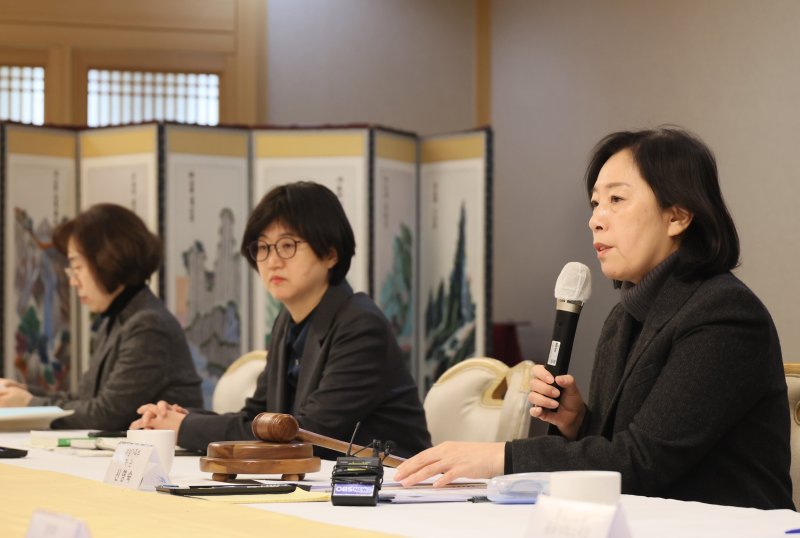 [서울=뉴시스] 권신혁 기자 = 여성가족부는 21일 오전 정부서울청사에서 제40차 양육비이행심의위원회를 개최하고 양육비 채무 불이행자 제재조치 대상자 명단 등을 심의·의결했다고 밝혔다. (사진 = 여성가족부 제공) 2025.02.21. innovation@newsis.com