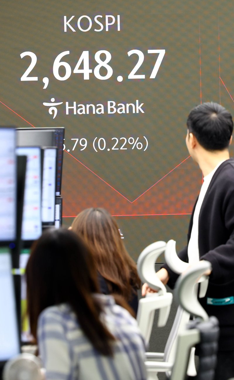 [서울=뉴시스] 박주성 기자 = 21일 오전 서울 중구 하나은행 딜링룸에서 딜러들이 업무를 하고 있다. 2025.02.21. park7691@newsis.com