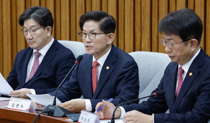 김문수 고용노동부 장관이 21일 서울 여의도 국회에서 열린 국민 안전 점검 당정협의회에 참석해 모두 발언하고 있다. 뉴스1