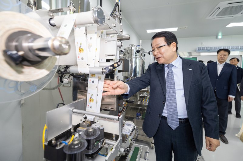 정헌율 익산시장이 21일 청년식품창업센터를 방문해 센터 시설물을 확인하고 있다. (사진=익산시 제공) *재판매 및 DB 금지