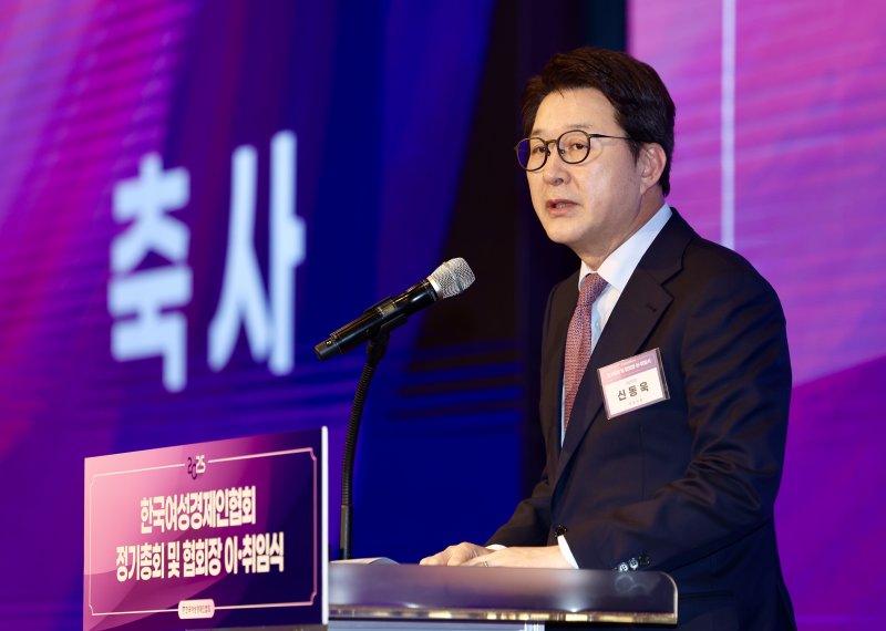 [서울=뉴시스] 김명년 기자 = 신동욱 국민의힘 수석대변인이 12일 오후 서울 영등포구 중소기업중앙회에서 열린 한국여성경제인협회 제10대·11대 회장 이취임식에서 권영세 국민의힘 비대위원장 축사를 대독하고 있다. 2025.02.12. kmn@newsis.com