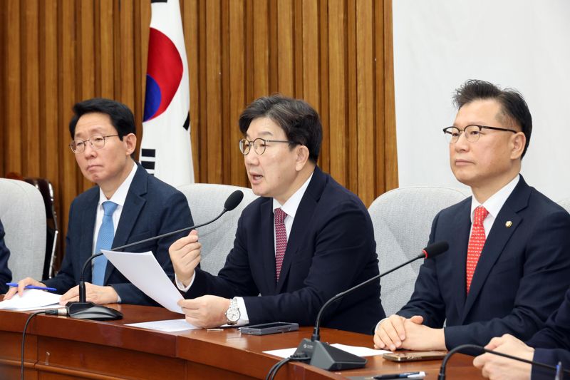 권성동 메이저 토토 사이트의힘 원내대표가 21일 서울 여의도 국회에서 열린 원내대책회의에서 발언하고 있다. 사진=박범준 기자