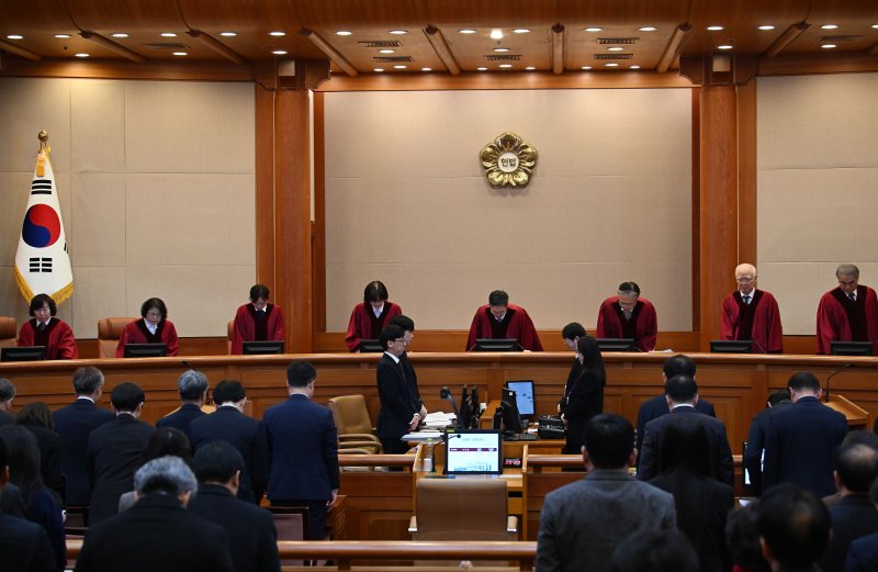 문형배 헌법재판소장 직무대행을 비롯한 헌법재판관들이 20일 오후 서울 종로구 헌법재판소에서 열린 윤 대통령 탄핵심판 10차 변론에 자리하고 있다. 2025.2.20/뉴스1 ⓒ News1 사진공동취재단
