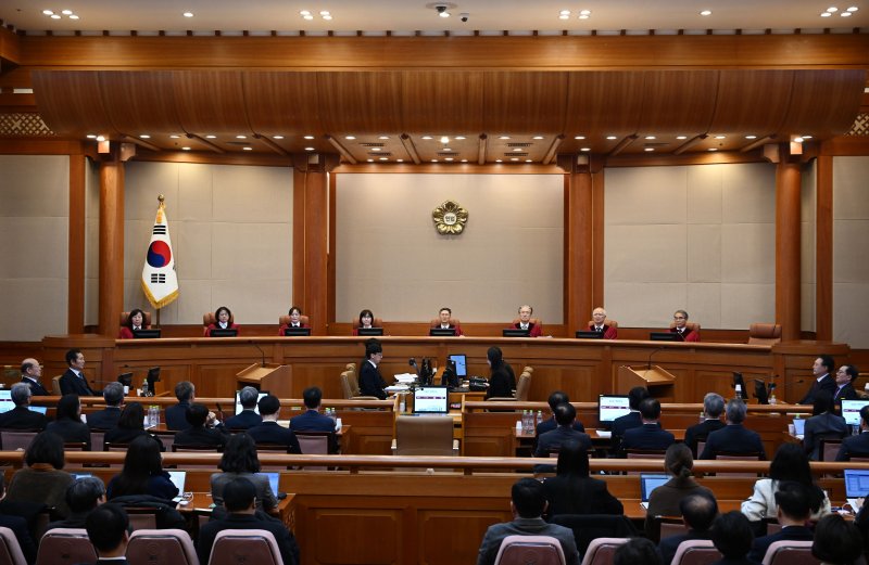 문형배 헌법재판소장 직무대행을 비롯한 헌법재판관들이 20일 오후 서울 종로구 헌법재판소에서 열린 윤석열 대통령 탄핵심판 10차 변론에 자리하고 있다. 2025.2.20/뉴스1 ⓒ News1 사진공동취재단