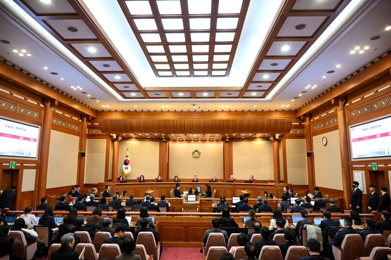 문형배 헌법재판소장 직무대행을 비롯한 헌법재판관들이 20일 오후 서울 종로구 헌법재판소에서 열린 윤석열 대통령 탄핵심판 10차 변론에 자리하고 있다. 2025.2.20/뉴스1 ⓒ News1 사진공동취재단