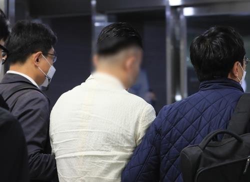 2022년 11월 제주공항 도착한 '145억원 증발' 제주 카지노 사건 피의자 (출처=연합뉴스)