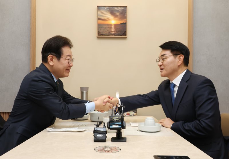 이재명 더불어민주당 대표와 박용진 전 의원이 21일 서울 여의도의 한 식당에서 만나 악수하고 있다. (공동취재) 2025.2.21/뉴스1 ⓒ News1 안은나 기자