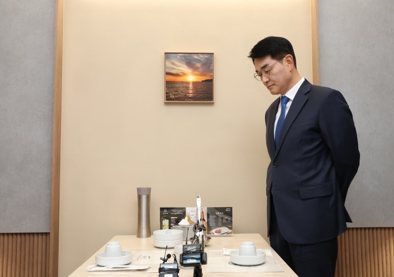 박용진 더불어민주당 전 의원이 21일 서울 여의도의 한 식당에서 이재명 대표를 기다리고 있다. (공동취재) 2025.2.21/뉴스1 ⓒ News1 안은나 기자