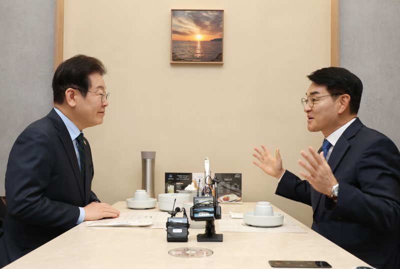 이재명 더불어민주당 대표와 박용진 전 의원이 21일 서울 여의도의 한 식당에서 만나 대화를 하고 있다. (공동취재) 2025.2.21/뉴스1 ⓒ News1 안은나 기자