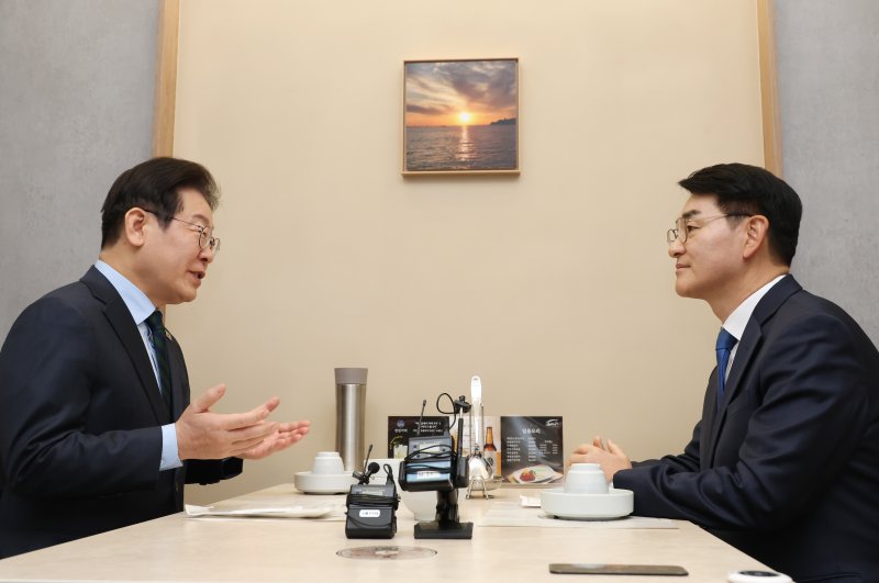 이재명 더불어민주당 대표와 박용진 전 의원이 21일 서울 여의도의 한 식당에서 만나 대화를 하고 있다. (공동취재) 2025.2.21/뉴스1 ⓒ News1 안은나 기자